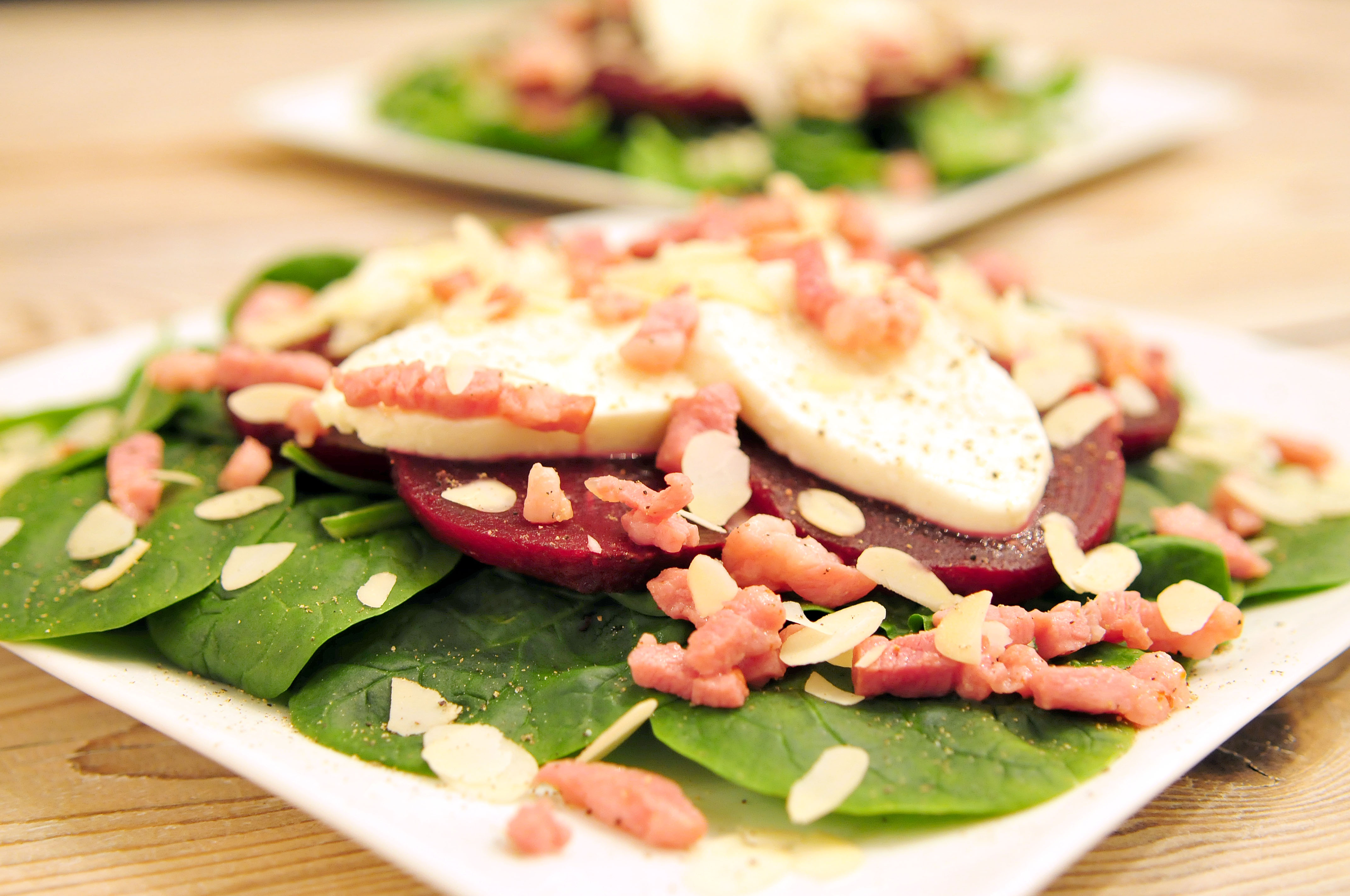 Bietensalade met spinazie, mozzarella en amandelen