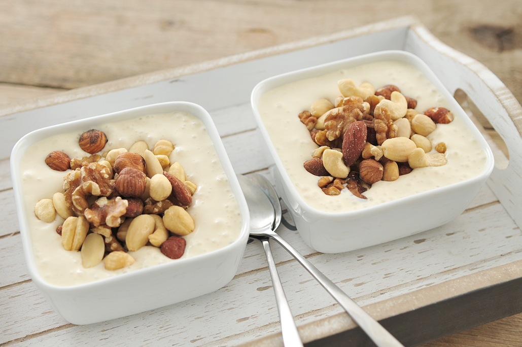 Ontbijt van bananenyoghurt met noten