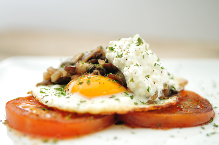 Aanvankelijk aluminium gespannen Gebakken ei met tomaat, champignons en cottage cheese-Voedzaam & Snel