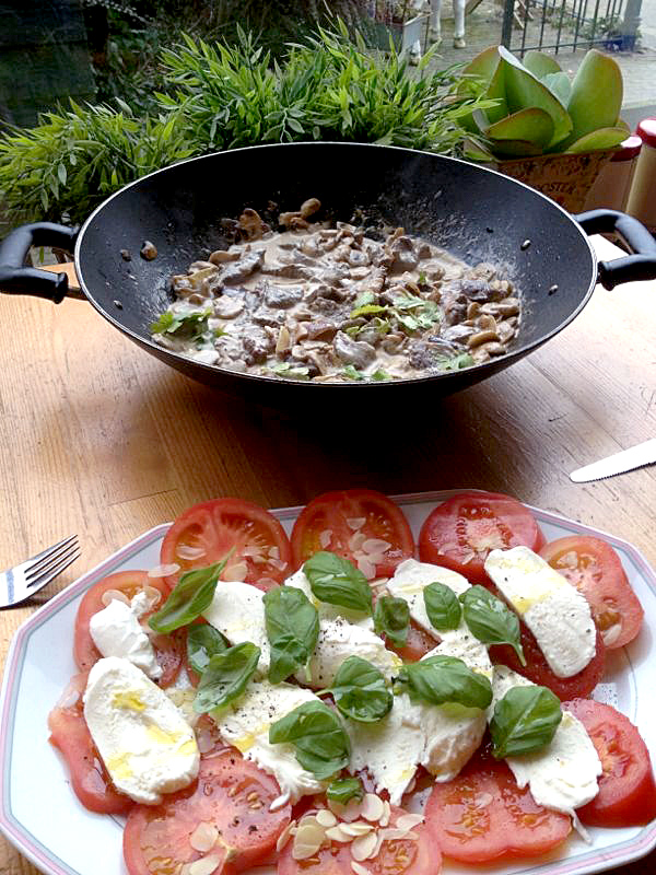 salade tomaat mozzarella en beefreepjes champignonsaus door Barbara