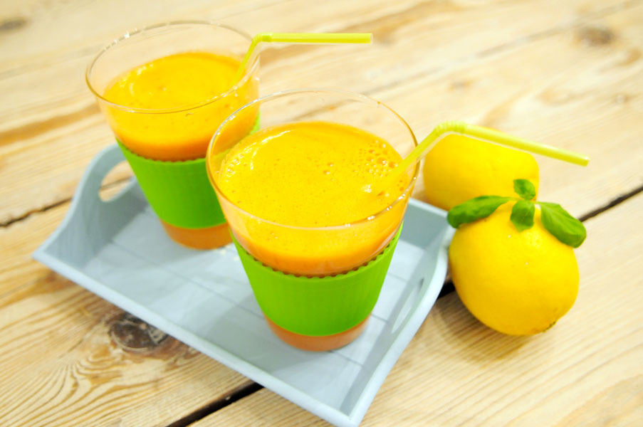 wortelsap met tomaten, citroen en basilicum