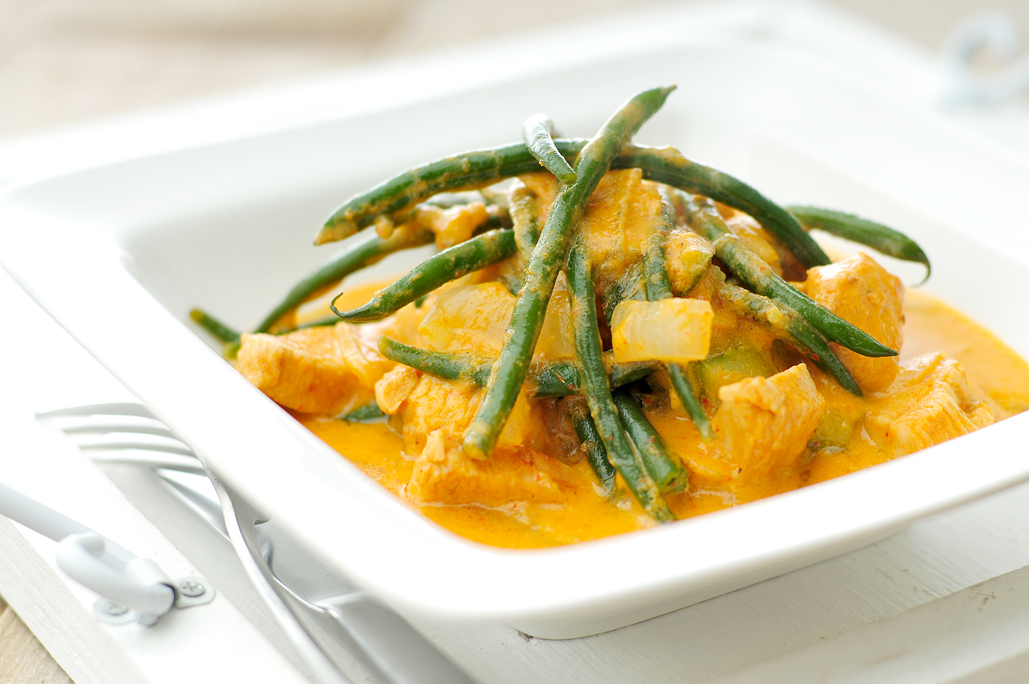 Curry van kip, courgette en boontjes