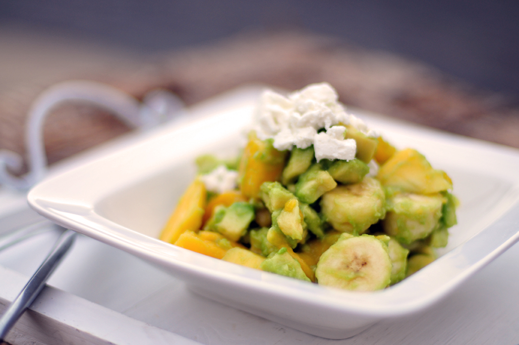 Salade met banaan, mango en verse gember