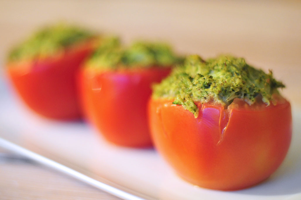 Gevulde tomaten met broccoli puree
