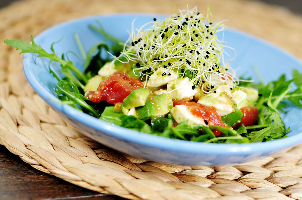 Betere Gezonde salade van avocado, mozzarella en pomodori tomaten YK-58