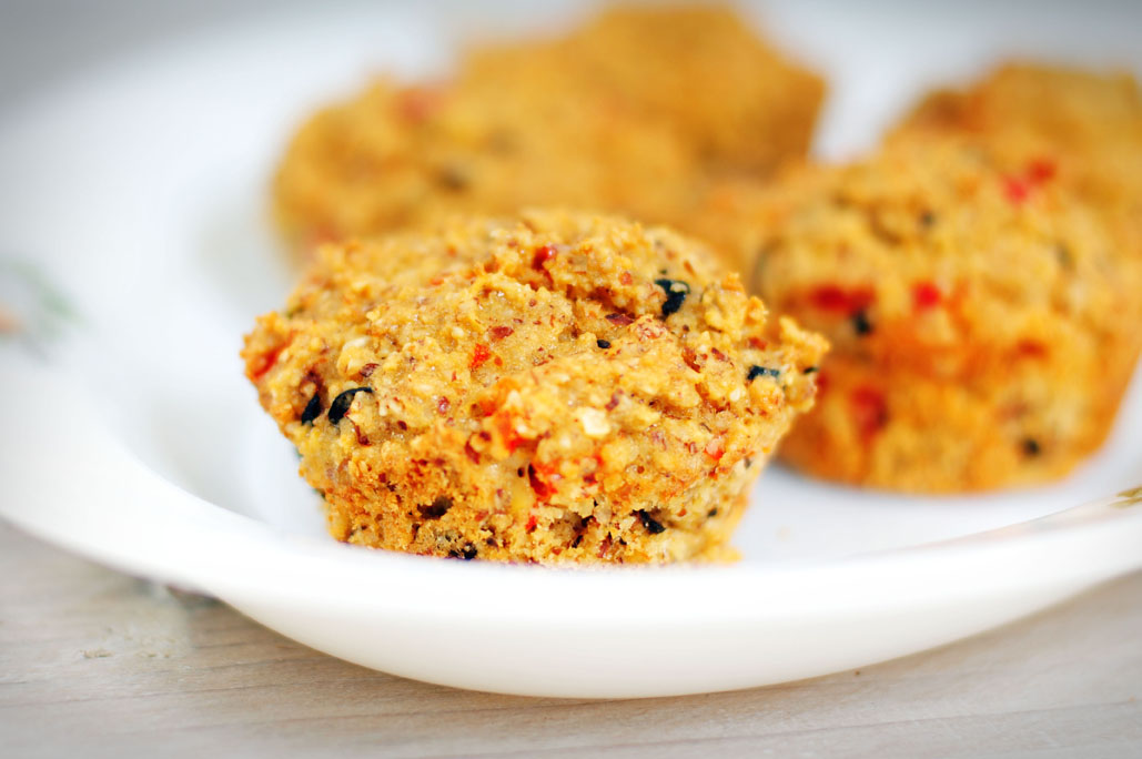 Hartige muffins met paprika en olijven