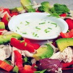 Maaltijdsalade met gekookte kip en avocado
