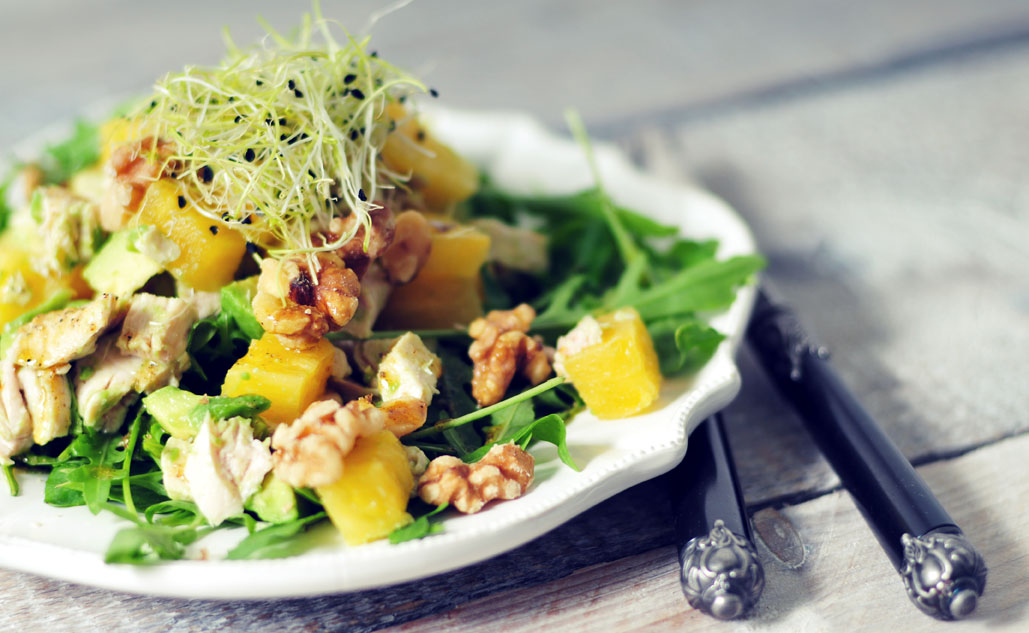 Avocado salade met ananas kip en walnoten