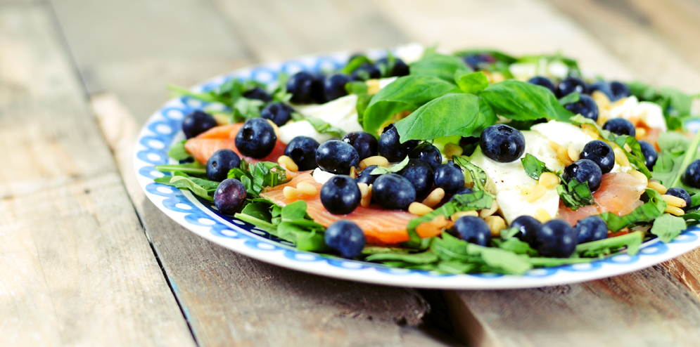 Salade van gerookte zalm en bosbessen