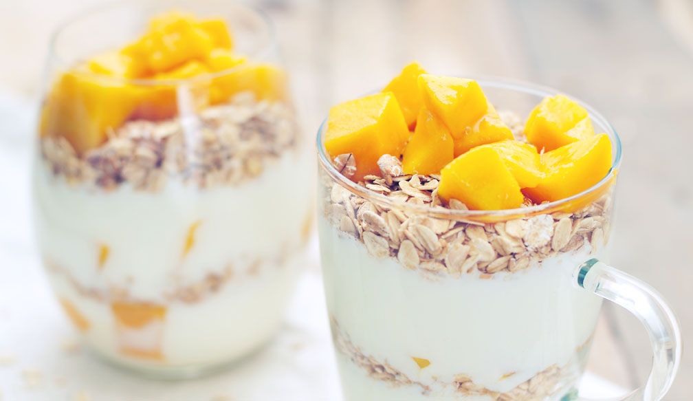 Mango haver ontbijt met yoghurt