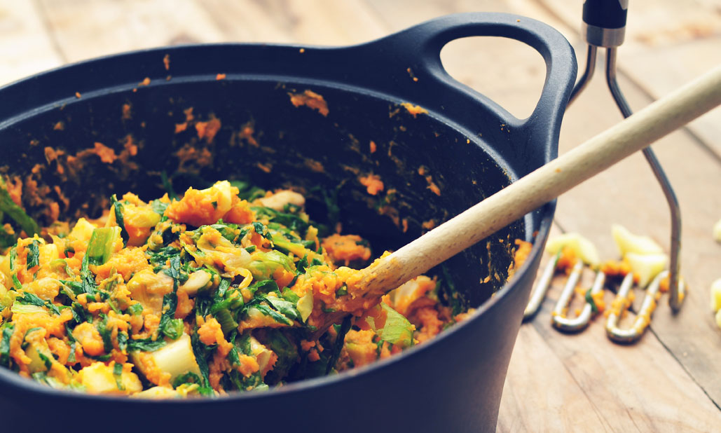 Vegetarische andijviestamppot van zoete aardappel