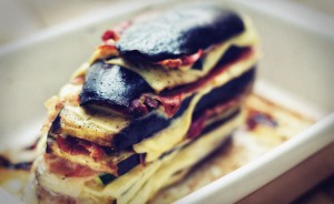 Groentetoren van courgette en aubergine