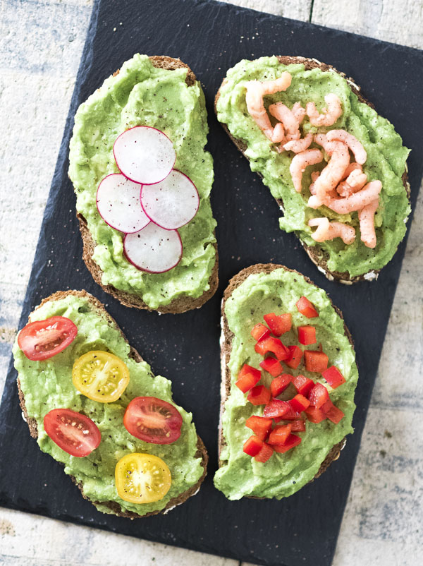 Avocado recepten; van slanke koolhydraatarme lunch tot salade en diner Avocado is een groente die zeer veelzijdig te gebruiken is in de keuken. Bovendien is deze groentensoort zeer gezond voor het lichaam. Het zou de kans kunnen verkleinen op hartziekten, beroertes en darmkanker. Daarnaast bevat een avocado veel vet, onverzadigd vet wel te verstaan, wat het LDL/cholestrol van het bloed verlaagt.