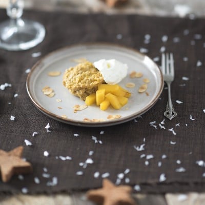 Mangocake met hangop en amandelschaafsel