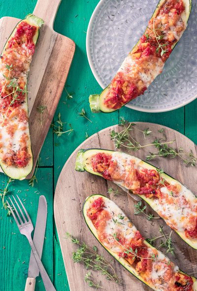Gevulde courgette met kip tomaat en mozzarella