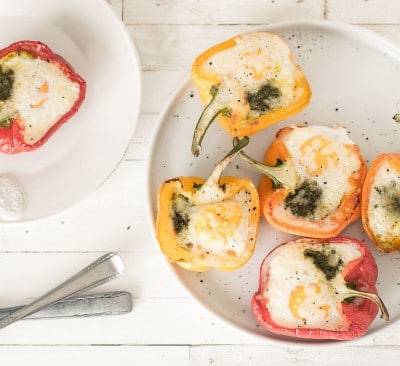 Paprika's gevuld met ei en pesto