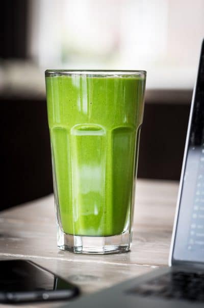 Lunchen met een groene smoothie