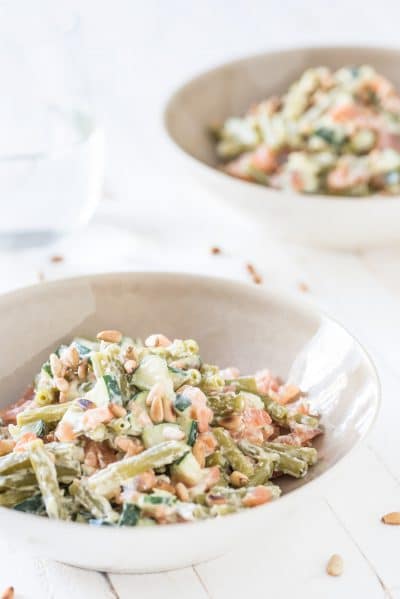 Pasta van groene erwten met zalm en courgette