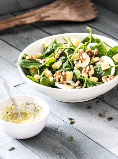 Spinazie salade met jonge kaas