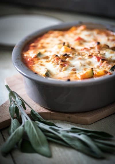 Kip uit de oven met courgette en salie