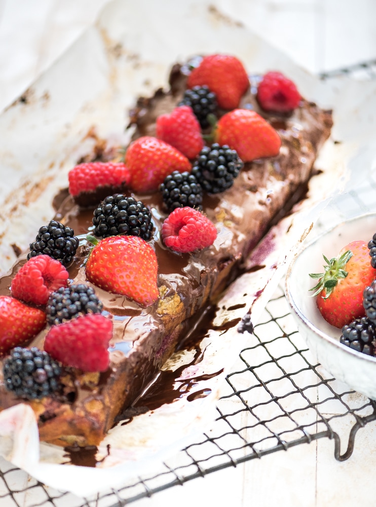 Ongekend Amandelmeel cake met rood fruit en chocola-Voedzaam & Snel GY-03