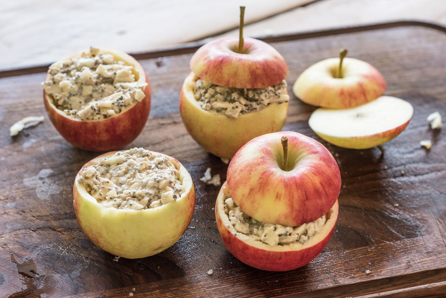 Afbeelding van appels gevuld met havermout voordat ze in de oven gaan