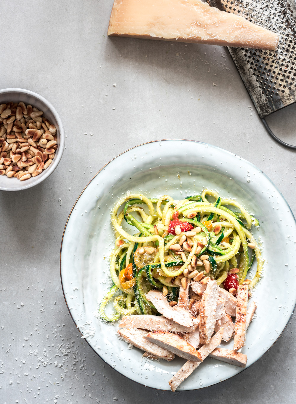 Courgette spaghetti recept met pesto en kipfilet Voedzaam &