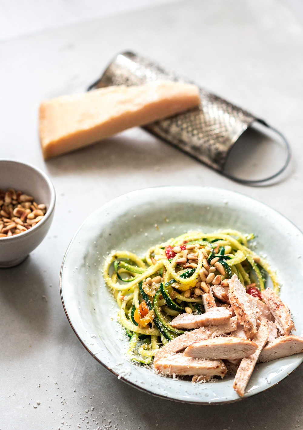 Courgette spaghetti recept met pesto en kipfilet Voedzaam &