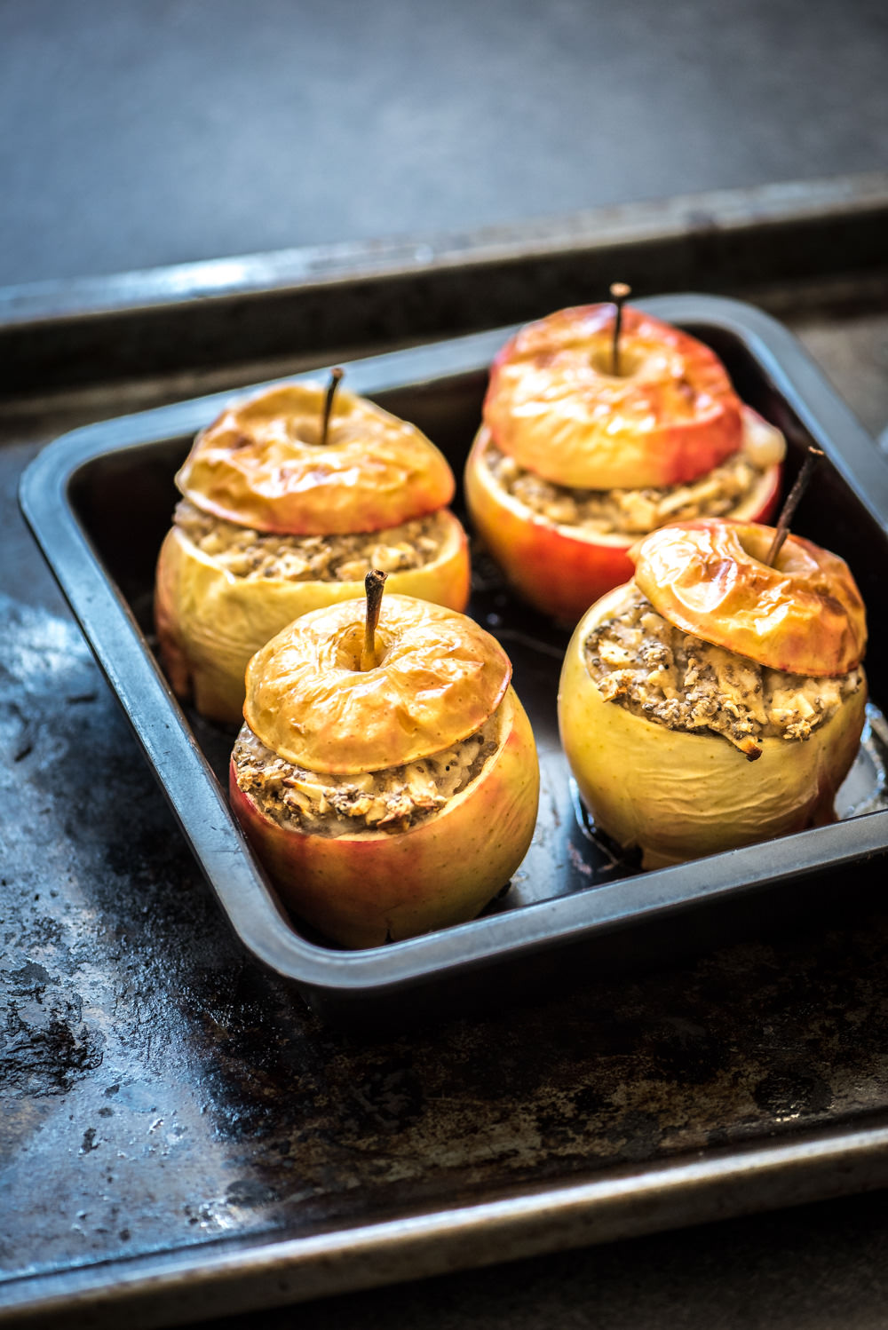 Afbeelding van het gevulde appels uit de oven recept op een bakplaat