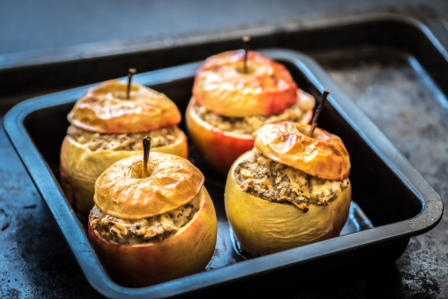 Afbeelding van het gevulde appels uit de oven recept op een bakplaat