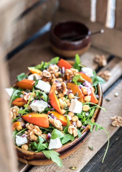 Hoofdfoto van de pompoen salade met een los schaaltje met dressing