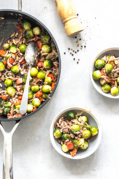 Pan met twee schaaltjes gevuld met spruiten recept
