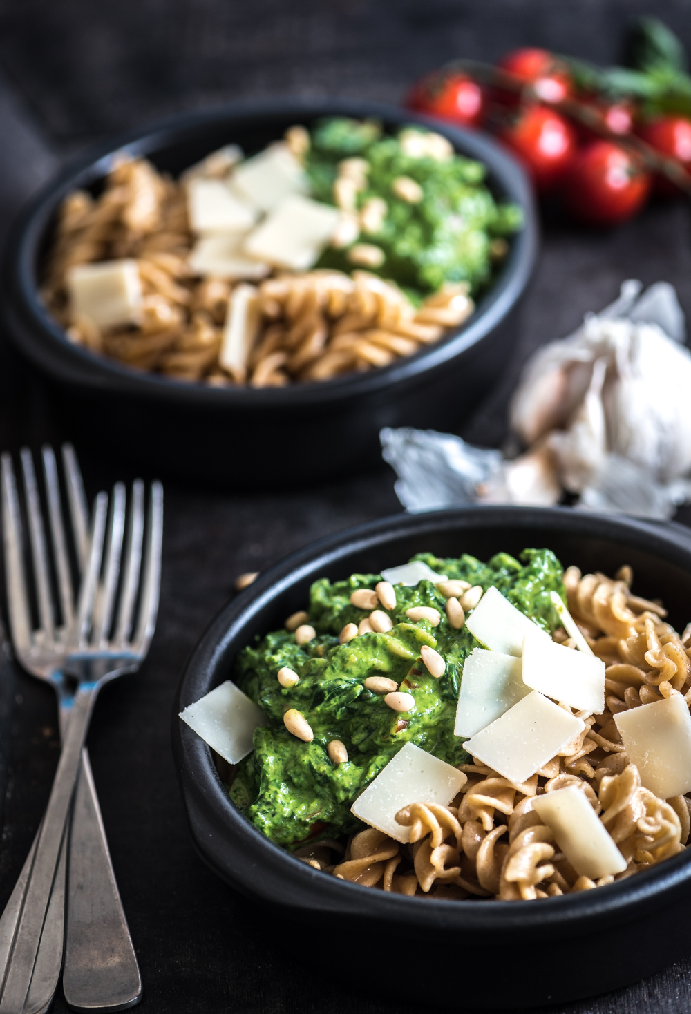 Vegetarische spinazie pasta met een saus van mascarpone en avocado