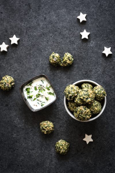 spinazie kaas balletjes met basilicum yoghurt dip