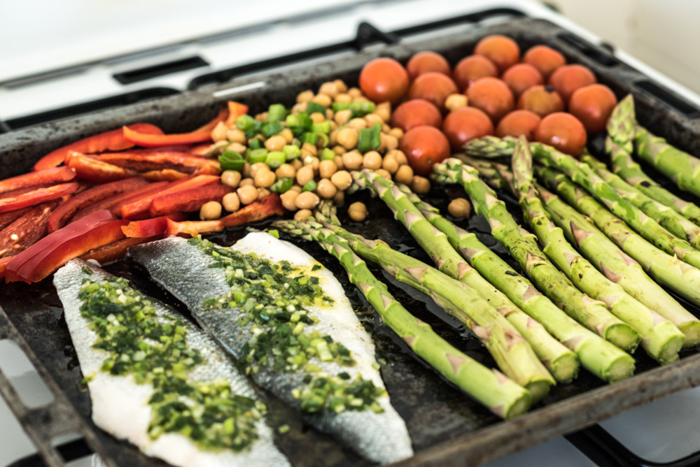 zeebaars uit de oven met asperges en kikkererwten