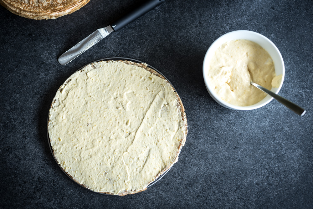 Pannenkoek met een laagje mousse van mango en opgeklopte room