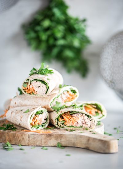 wraps met tonijn doormidden gesneden