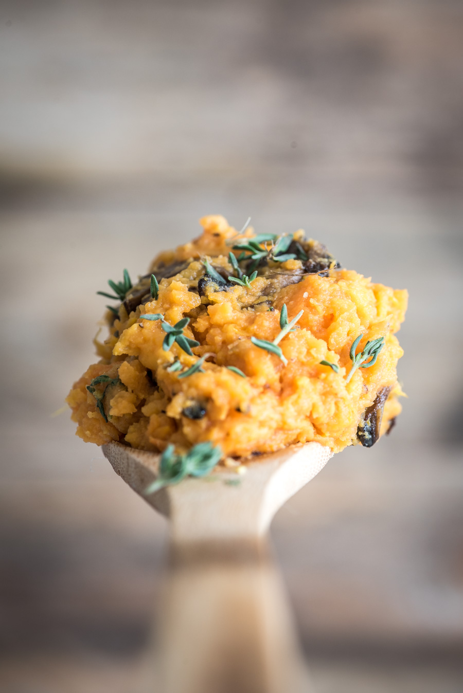 zoete aardappelpuree met gebakken champignons en verse tijm