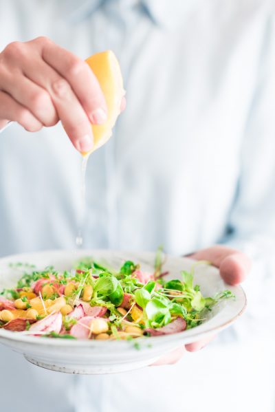 salade met geroosterde radijsjes en citroendressing