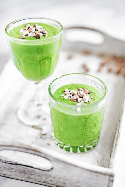 Groene smoothie met gember en amandelen