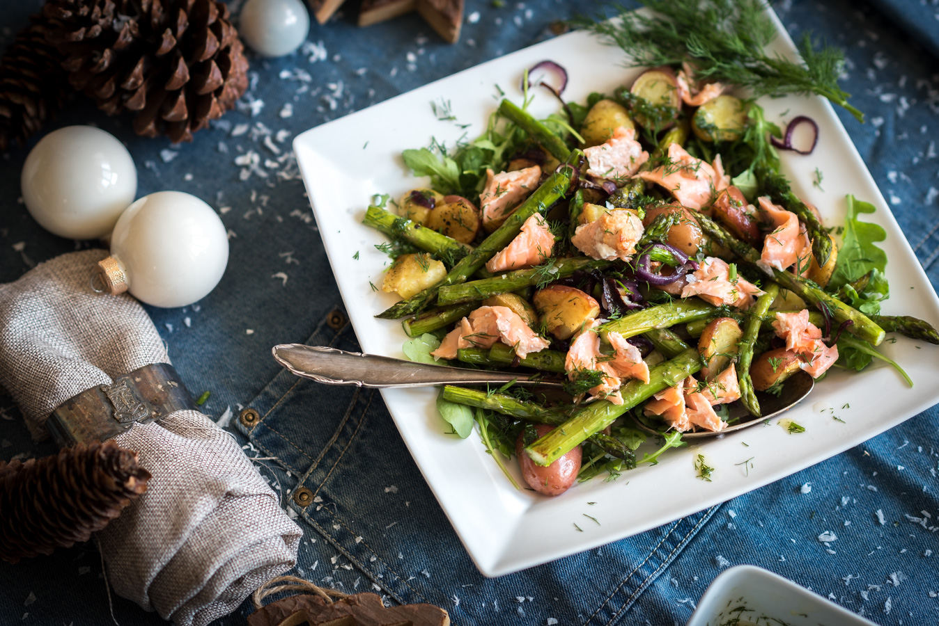 kerstrecept: krieltjes salade met warm gerookte zalm en groene asperges