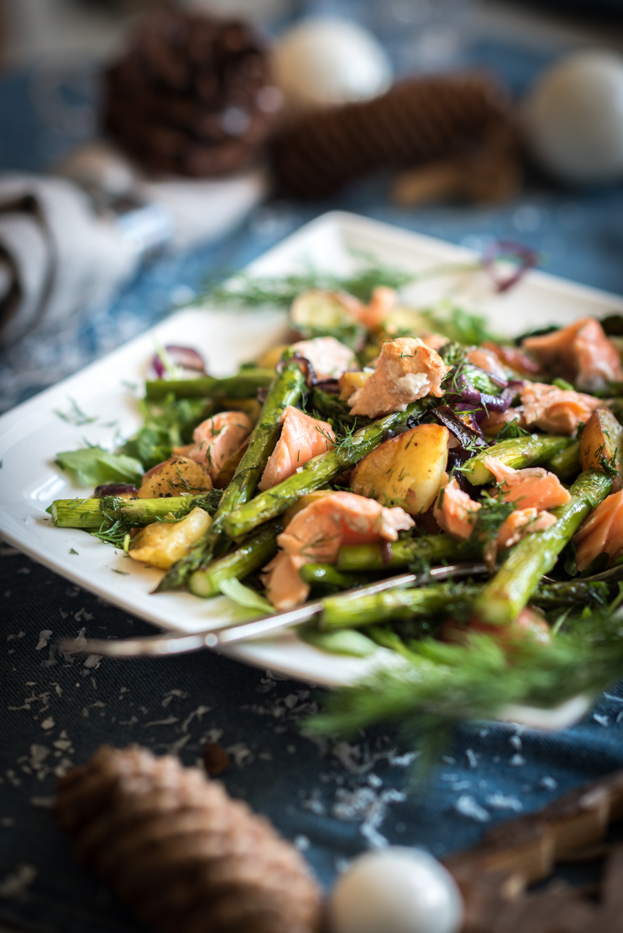 kerstrecept: krieltjes salade met warm gerookte zalm en groene asperges