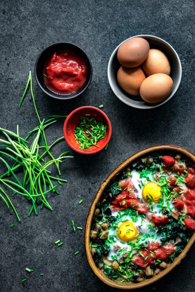 oeuf en cocotte met aubergine en spinazie