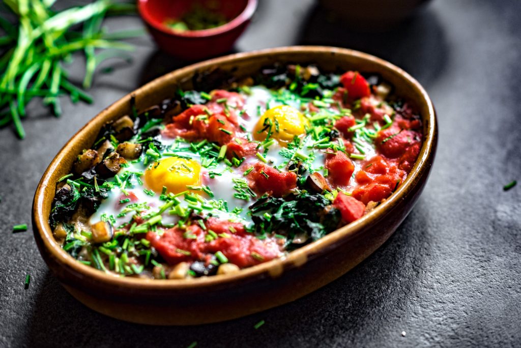 ei uit de oven met spinazie, aubergine en tomaat