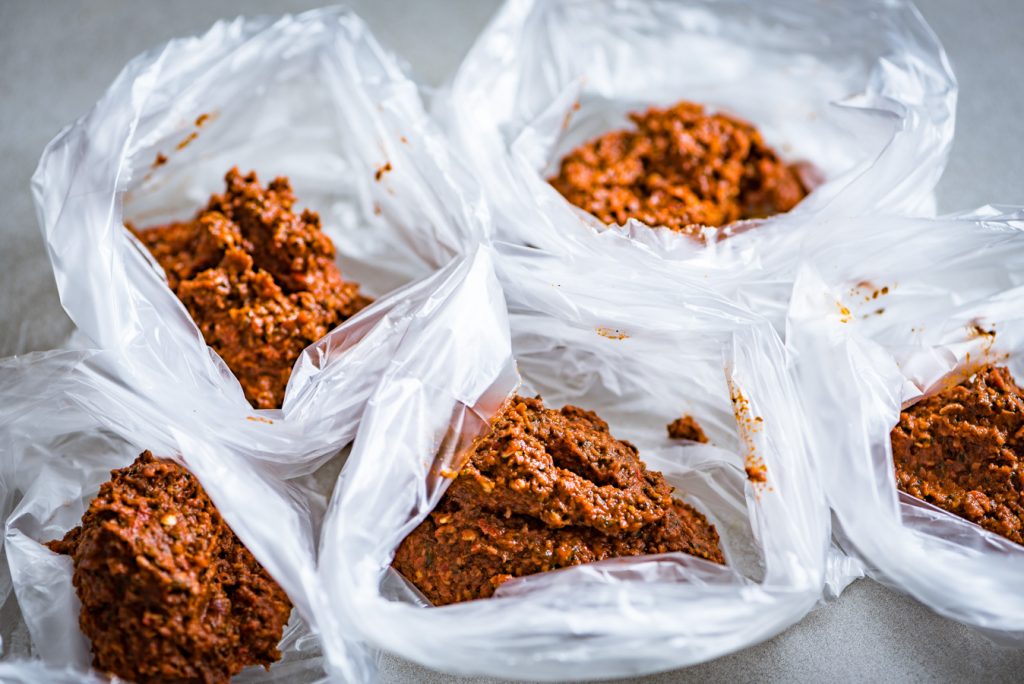 Foto van currypasta in zakjes om te bewaren in de vriezer