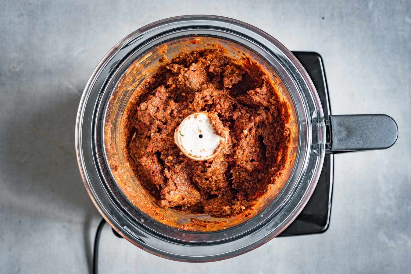 Eindresultaat van de vermalen ingrediënten voor de currypasta in de keukenmachine.