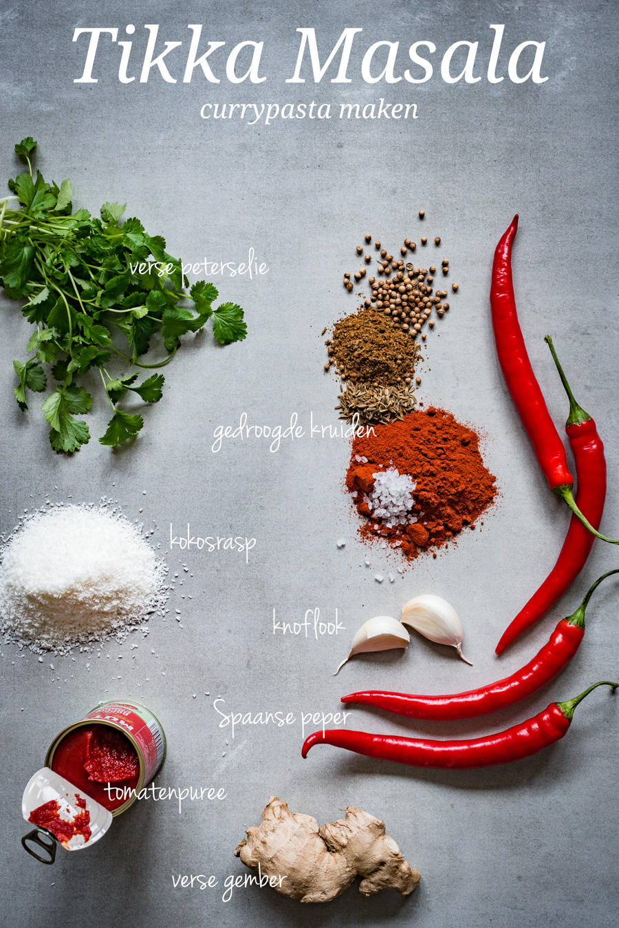 Afbeelding van alle kruiden en specerijen die nodig zijn om de tikka masala currypasta te maken