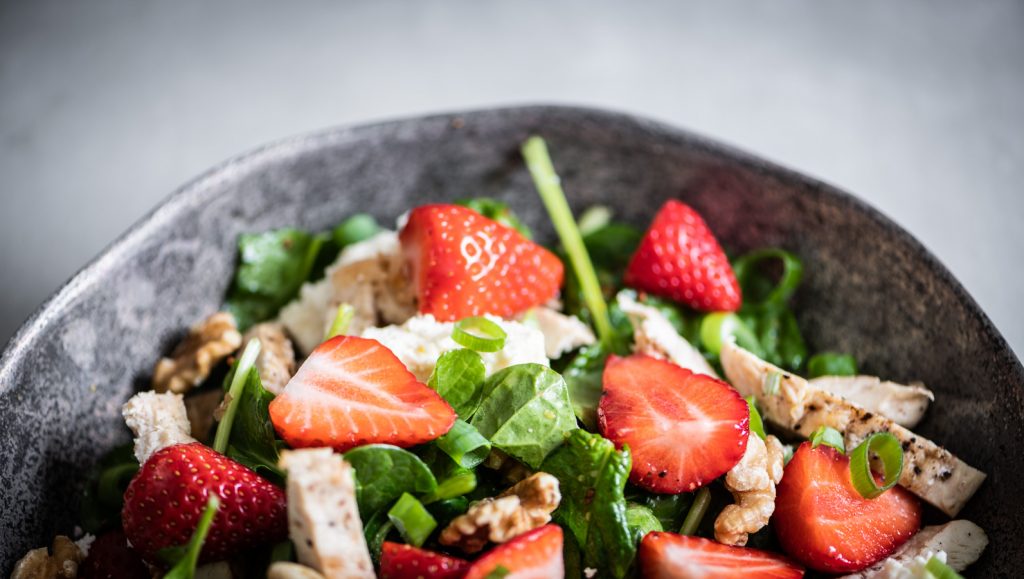 aardbei salade met gegrilde kipfilet