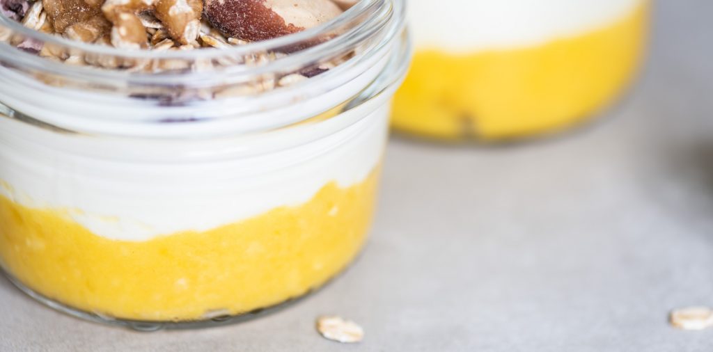 Detailfoto van Mango yoghurt ontbijt