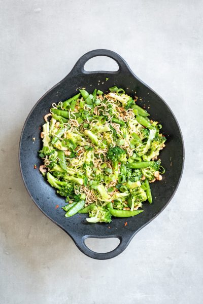 Gezonde wokmaaltijd met garnalen